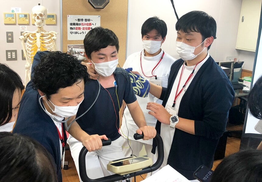 理学療法科の実技体験の様子