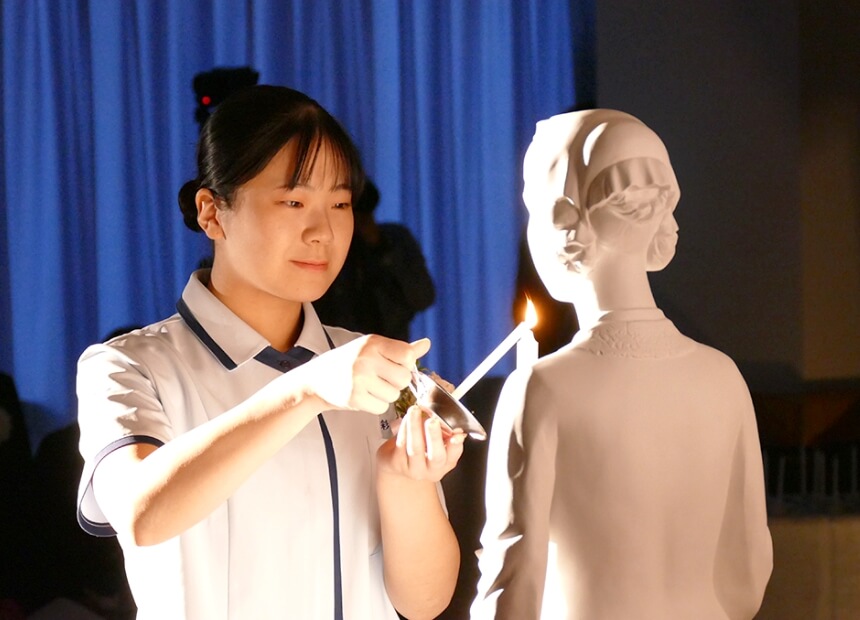 ろうそくに火を灯す様子