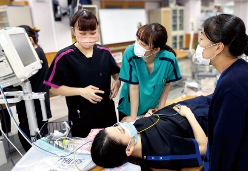 ICUの機械を勉強している様子