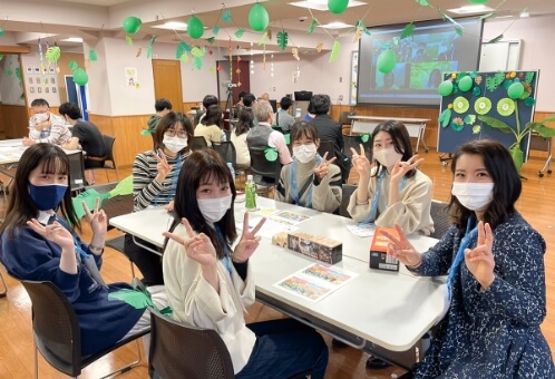 在校生と卒業生が交流会を楽しんでいる様子