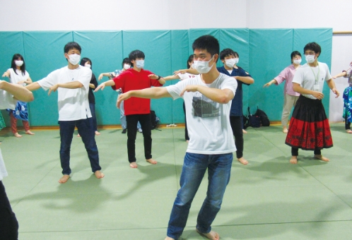 先生と一緒にフラダンスを踊る様子