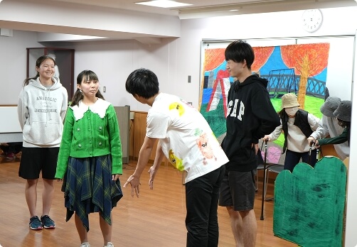 発達障害についての演劇を行なっている様子