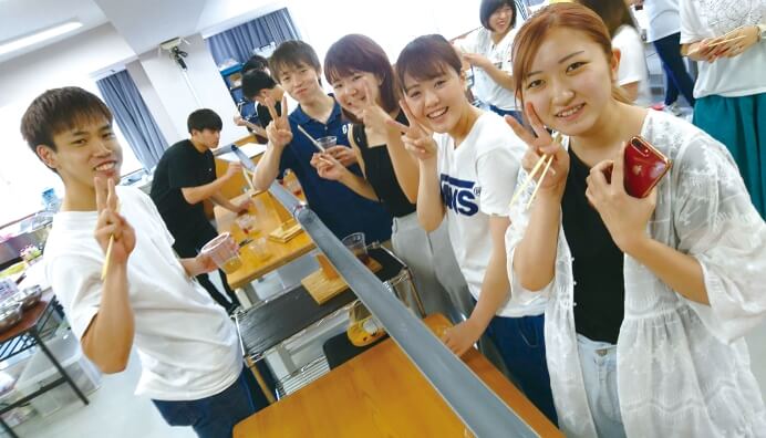 流しそうめんを楽しんでいる写真