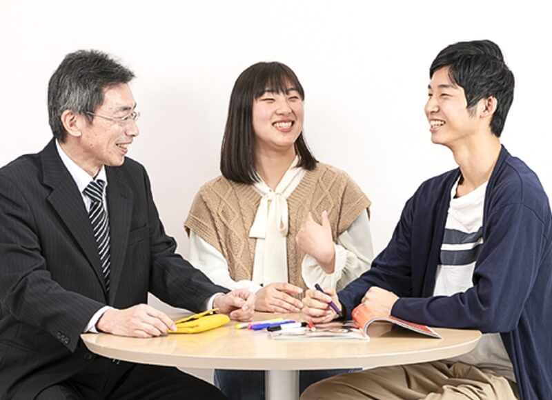 キャリアコンサルタントが生徒に講習を行なっている様子