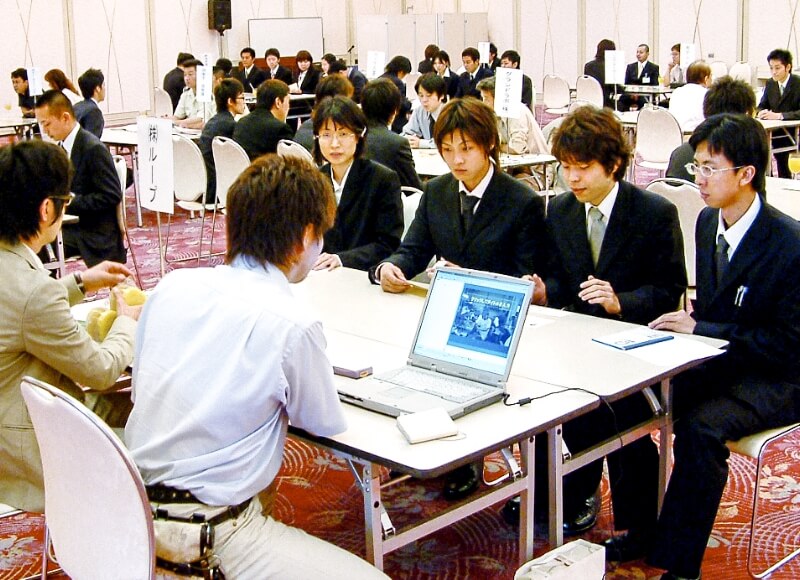 企業説明会で担当者と就活生が話している様子