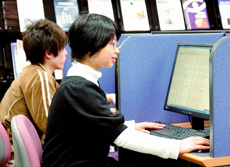 専用サイトで求人情報を閲覧している様子