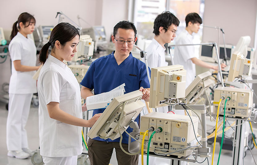 圧倒的な数の医療機器による学内実習