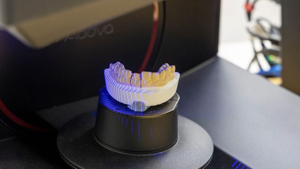 圧倒的なデジタル歯科技工の授業時間と環境