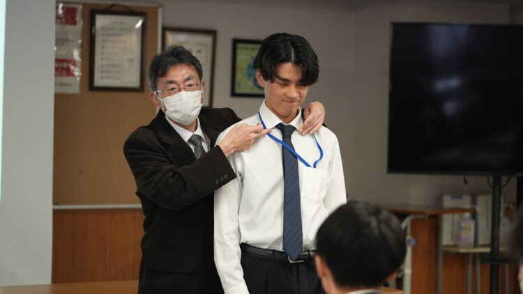 「洋服の青山」協力！臨床工学科でスーツ着こなし講座を開催