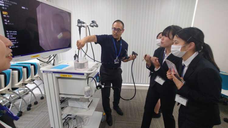 三輪機器協力！内視鏡から電気メスまで、医療機器の学びを深める