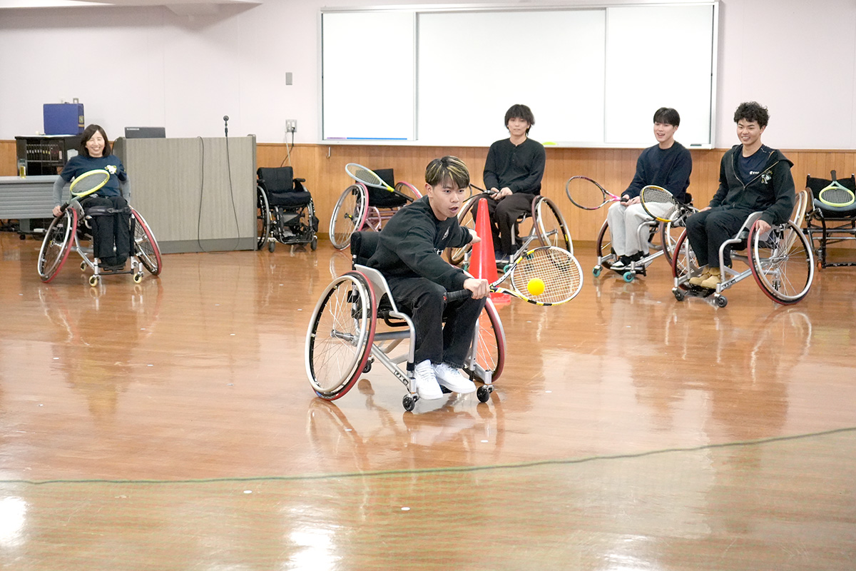 障害スポーツ演習で車いすテニス体験！