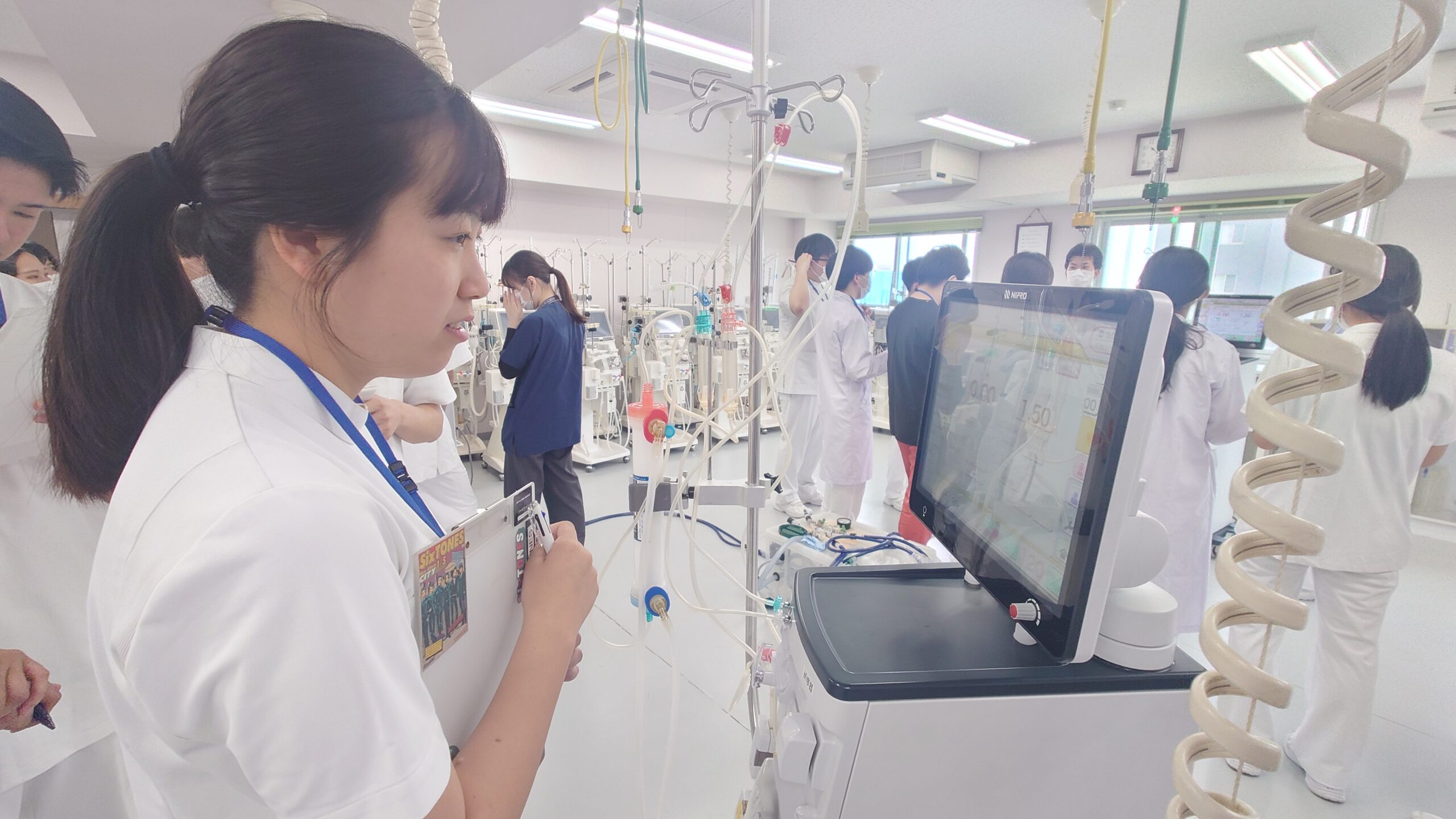 「手作業から全自動へ！透析治療の進歩を学生が実感」