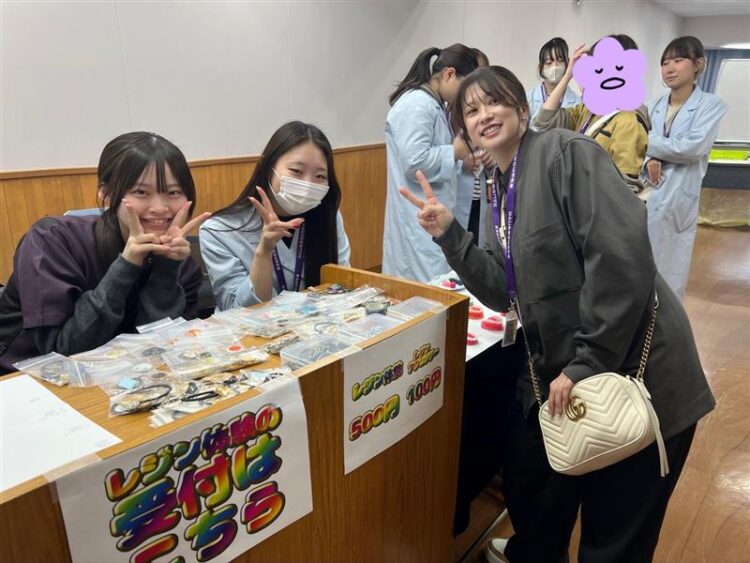 秋桜祭2025 歯科技工士科のブースで笑顔満開！