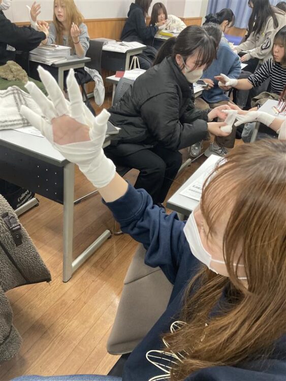 2年生　授業の様子　　身体障害治療学　　末梢神経障害の治療の一場面