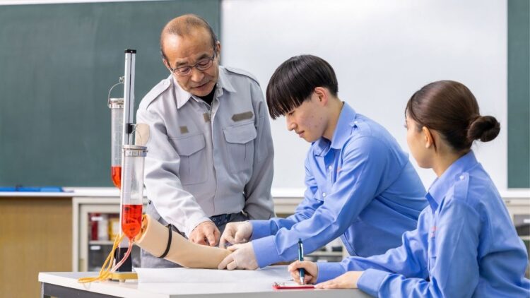 キーワードは「失敗から学べ！」現場を知る先生と少人数制の環境が、確実な成長を支えてくれる。