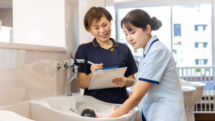 「病院」から「家」まで、笑顔で支える看護師に。先生との距離が近いから、毎日の学びが自信につながります。