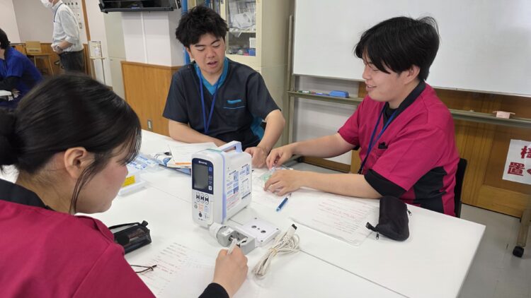 最新の医療機器に触れる！臨床工学科2年生が「安全管理学」の特別講義を受講しました