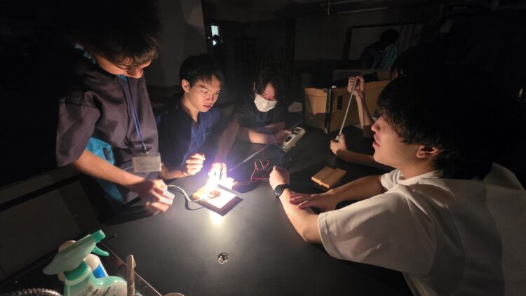 真っ暗な箱で何をしている？　臨床工学科1年生「基礎工学実習」光センサ実験の様子